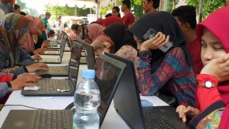 Ketat, Peserta Tes CPNS di Makassar Harus Melewati Metal Detector sebelum ke Ruangan 