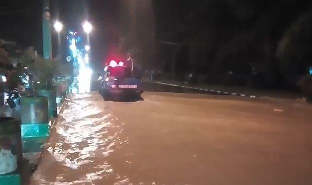Curah Hujan Cukup Tinggi di Wilayah Utara Kabupaten Pamekasan Mengakibatkan Wilayah Mengalami Banjir Lebih Dari Satu Meter