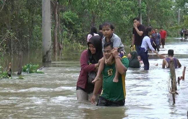 Curah Hujan yang Tinggi Membuat Debit Air Sungai Lematang Naik, Akses Jalan dari Kota Prabumulih Menuju Kabupaten Pali Terendam Banjir