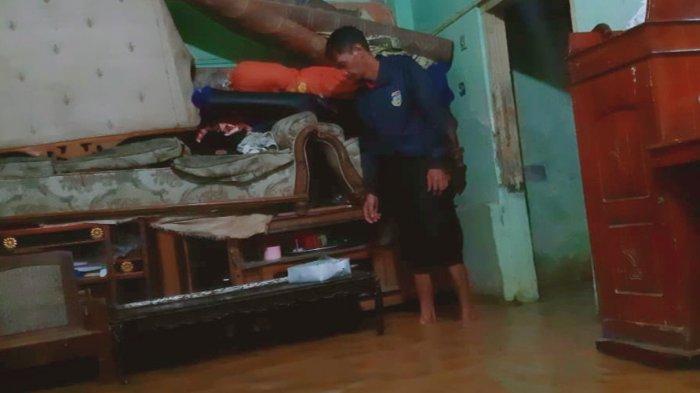 Air Sungai Cikidang dan Sungai Citanduy Meluap Tengah Malam Mengakibatkan Puluhan Rumah di Desa Tanjungsari Terendam Banjir