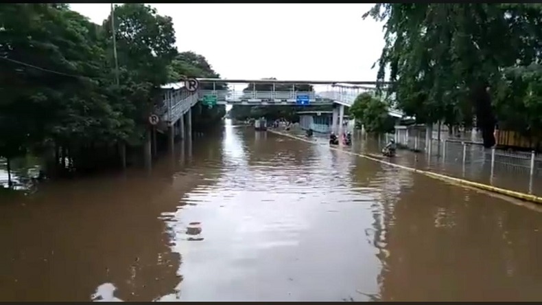 Hujan Mengguyur Jakarta, Sejumlah Ruas Jalan Raya Tak Bisa Dilewati Akibat Tergenang Banjir