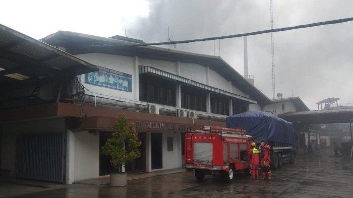 Salah Satu Pabrik di Jalan Cibaligo No.70 Kota Cimahi Terjadi Kebakaran, Proses Pemadaman Masih Berlangsung