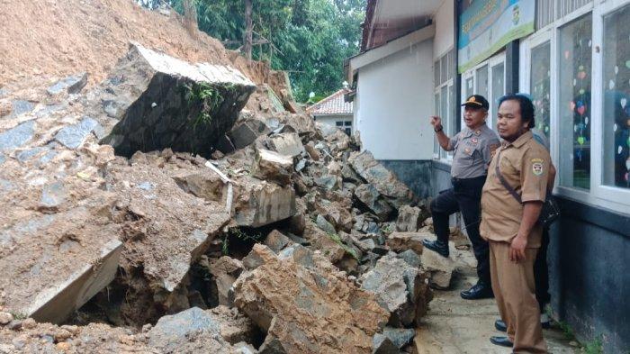 Hujan yang Terus Mengguyur Wilayah Purwakarta Akhir - Akhir ini, Tembok Penahan Tanah Hampir Menimpa Bangunan SDN 1 Cipicung