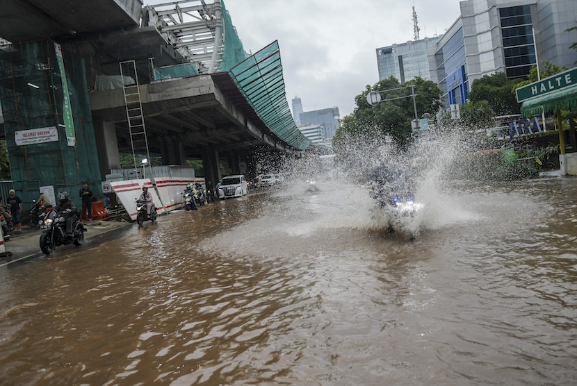 Terjang Banjir, Pemotor Tewas di Jalan Gajah Mada Jakpus