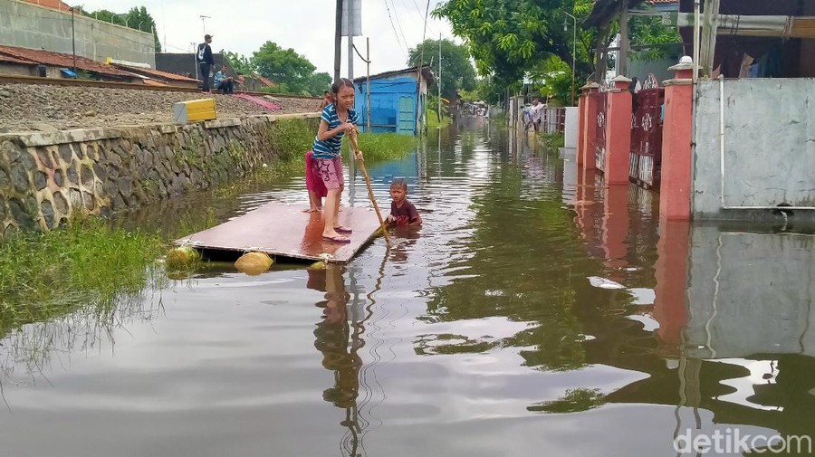 Dibawa Happy, Warga Jakarta Main TikTok di Tengah Banjir 