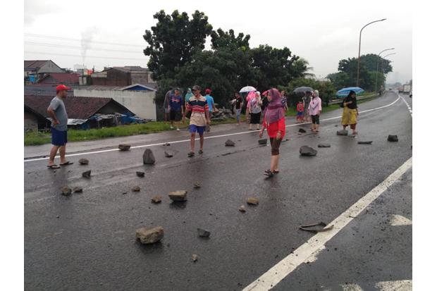 Protes Banjir, Warga Blokade Jalan Tol Bitung Tangerang dengan Batu