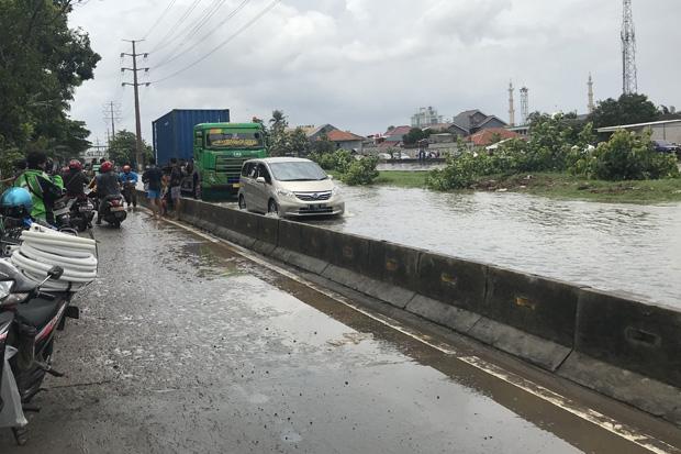 Dikepung Banjir, Jalan Daan Mogot Lumpuh