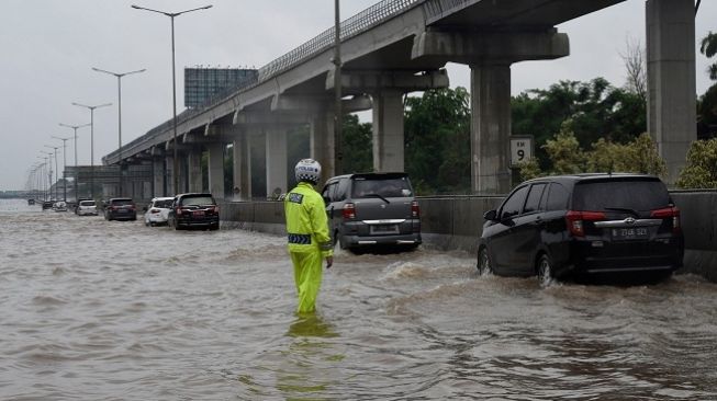 5 Gerbang Tol Jakarta - Cikampek Masih Ditutup Sore ini karena Banjir