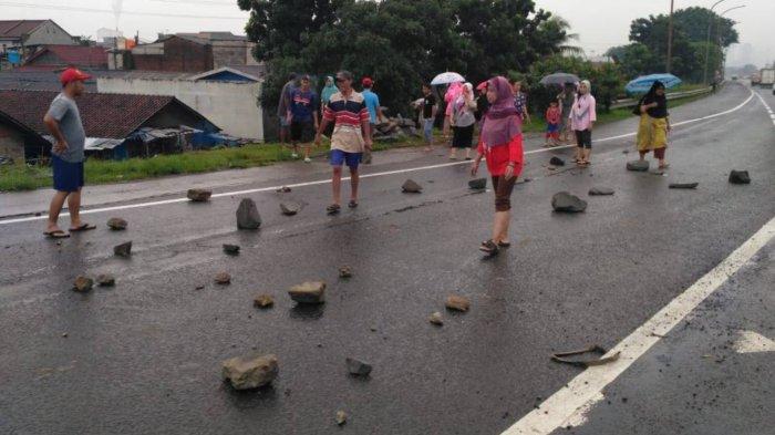 Dianggap Jadi Penyebab Banjir, Pintu Tol Bitung 2 Tangerang Diblokade Warga Menggunakan Batu