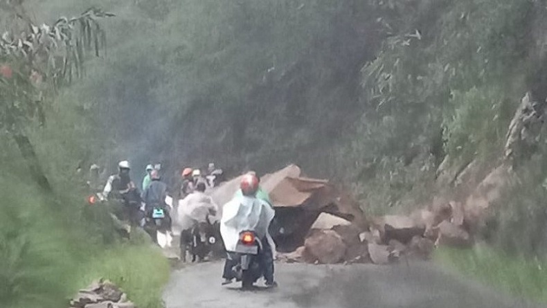 Longsor Batu Besar di Garut, Jalan Raya Cikajang-Pameungpeuk Tak Bisa Dilewati 