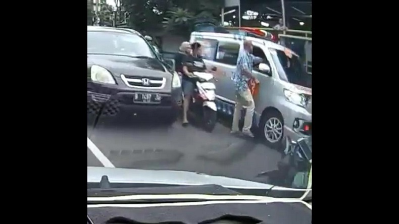 Polisi Sedang Menyelidiki Video Viral di Media Sosial di Pemukan Sopir Ambulans Oleh Seorang Pria di Jalan Raya