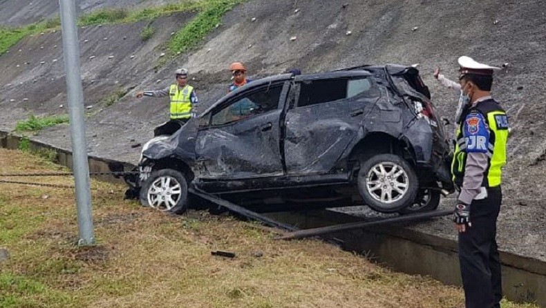 Sebuah Mobil yang Ditumpangi Satu Keluarga Mengelami Kecelakaan Tunggal di Perbatasan Kabupaten Pasuruan, Karena Jalan Licin