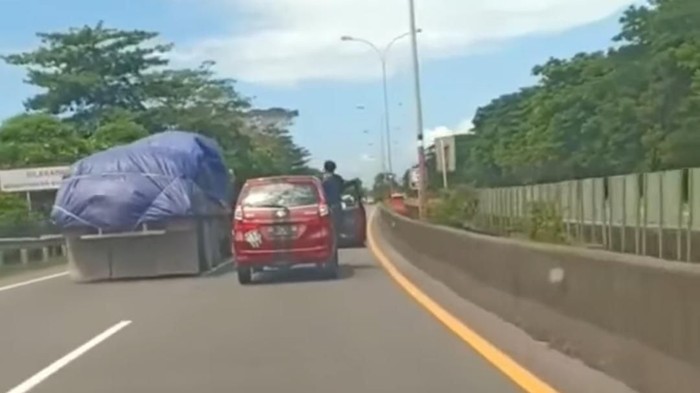 Polisi Menilang Pengemudi Dengan Gaya Berdiri di Pintu Mobil Layaknya Freestyler di Jalanan Tol Makassar, 'Maaf, Agar Tak Ngantuk'