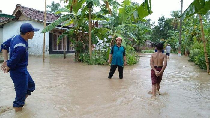 Hujan Lebat Mengguyur Ciamis Membuat Selokan Ciparakan Meluap, Puluhan Rumah di Desa Sukahurip Terendam Banjir