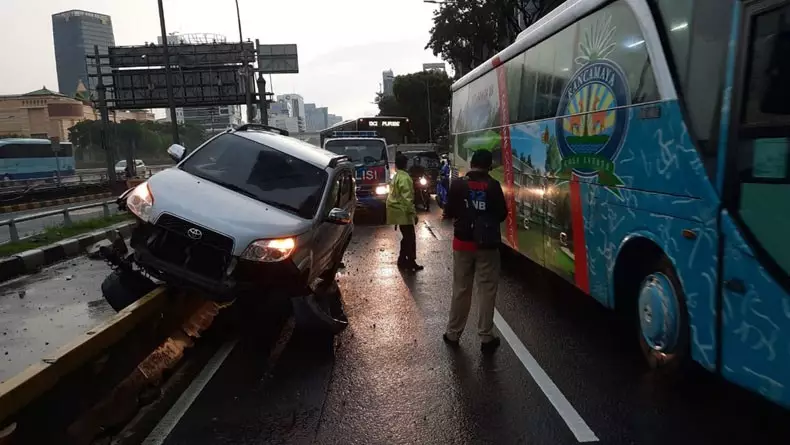 Toyota Rush Ringsek Hantam Separator Bus Transjakarta di Kuningan 