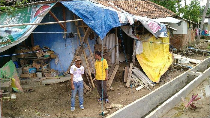 Amblesnya Tanah di Desa Kartasemaya Membuat Beberapa Rumah Mengalami Retak - Retak Hingga ada yang Hancur