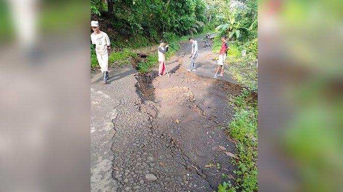 Akses Lalu Lintas Pamarican Dengan Langkaplancar Di Kabupaten Pangandaran Poros Angsana - Gunung Kelir Terputus