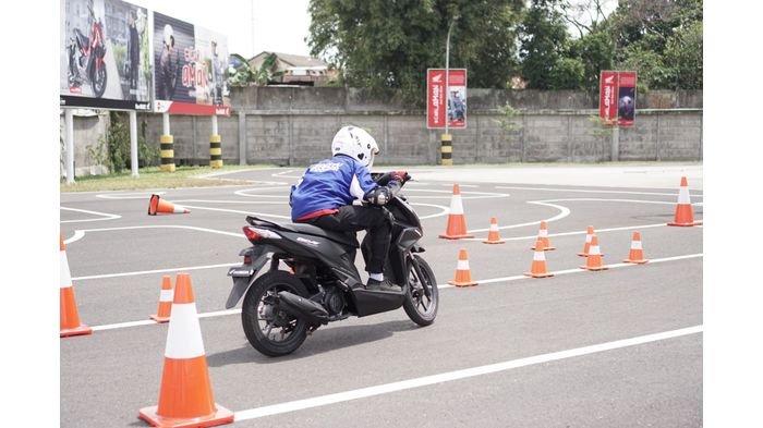Siswa-siswi SMK Jawa Barat Adu Skill Berkendara di Honda BeAT Safety Riding Competition for Student