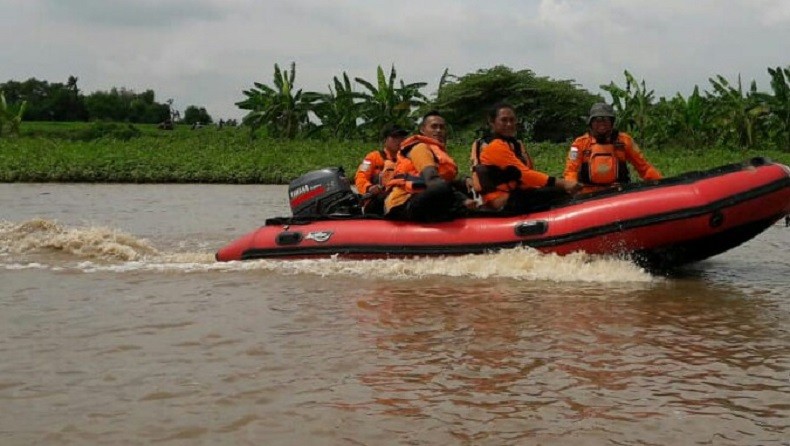 Tim SAR Gabungan Mengerahkan Dua SRU Untuk Mencari Emapt Orang Korban Tenggelam di Sungai Brantas