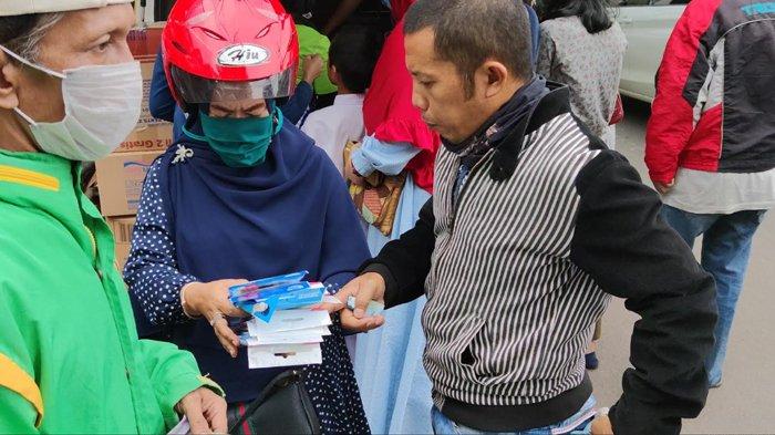 Warga Depok Beli Masker Sensi di Jalan Tole Iskandar