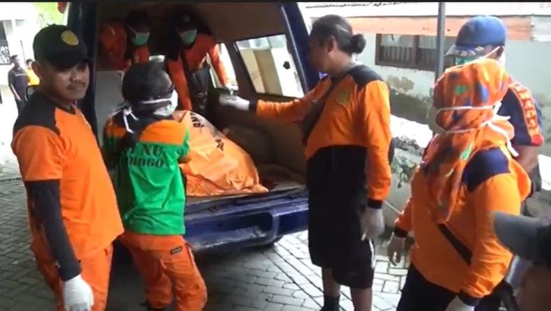 Tim Basarnas Kembali Menemukan Satu Korban Tenggelam Perahu Penyebrangan Terbalik di Sungai Brantas
