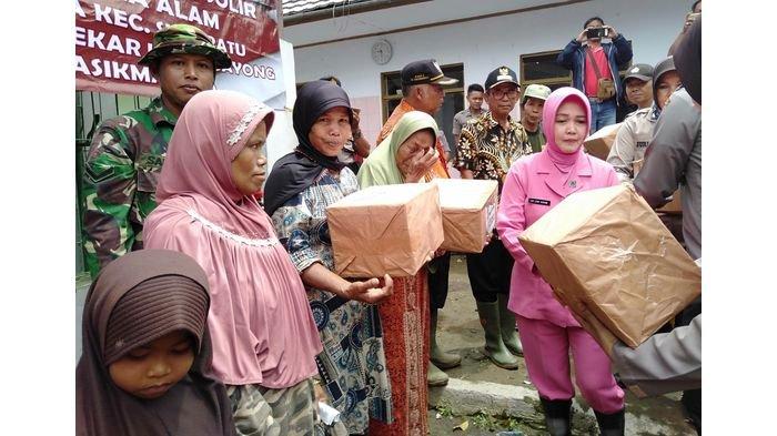 Polres Tasikmalaya Kota Mengirim Bantuan Makanan Untuk Warga Terisolasi di Kampung Palasari