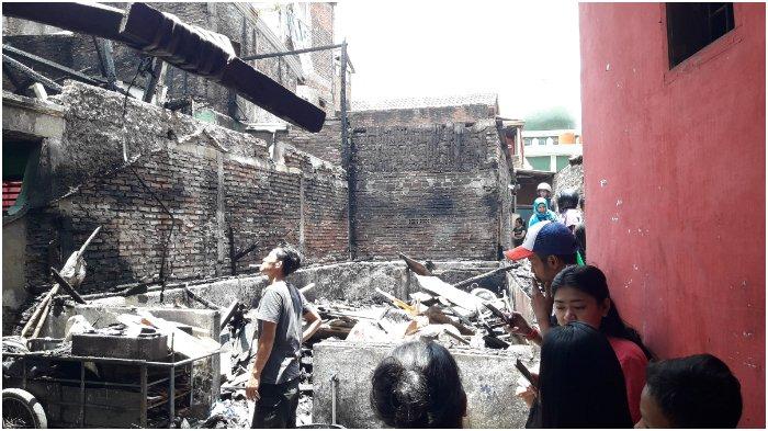 Dua Rumah di Jalan Ibrahim Adjie Kebakaran, Sumber Api Diduga Berasal Dari Sambungan Listrik