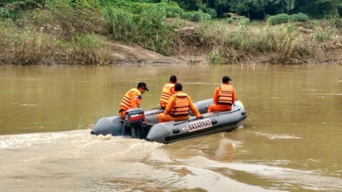 Pencarian Satu Korban Tenggelam Di Sungai Cimanuk Terus Dilakukan, Tim SAR Melakukan Pencarian dari Lokasi Kejadian Sampai Penyeberangan Gedangan