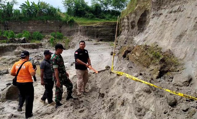 Seorang Pekerja Tambang Galian C di Mojokerto Tewas Tertimbun Tebing Setinggi 10 Meter