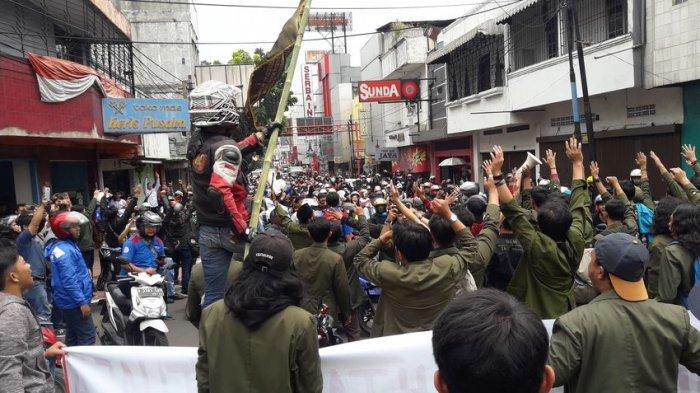 BREAKING NEWS, Ribuah Buruh dan Mahasiswa Tutup Jalan Gandawijaya Cimahi, Tolak Omnibus Law