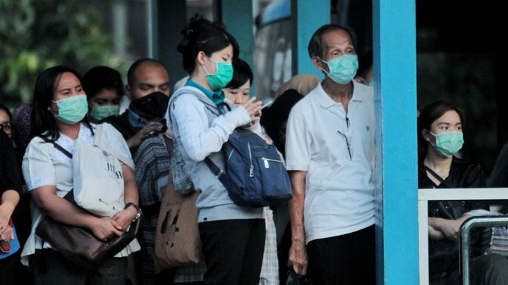 Anies Batasi Transjakarta dan MRT, Penumpang Antre Panjang 