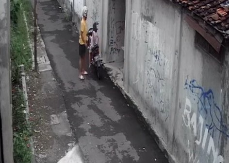 Kamera CCTV Merekam Pria Menculik Bocah Berusia Lima Tahun di Gang Satria Muja Muju, Terlihat Pelaku Melecehkannya