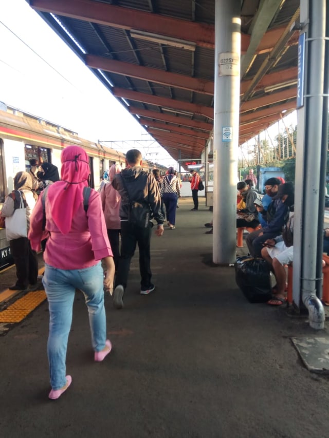 Tak Ada Antrean Penumpang di Stasiun Depok Baru, KRL Lengang