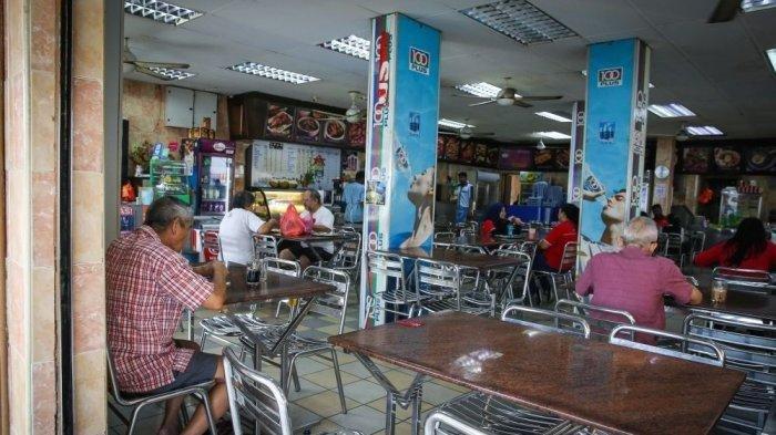 Sudah Diberlakukan Lockdown, Sejumlah Warga Malaysia Terlihat Masih Asyik Makan di Restoran 