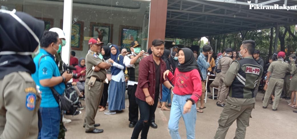 Virus Corona Merebak, Satpol PP Giring Pelajar yang Tengah Nonton Bioskop di Sukabumi
