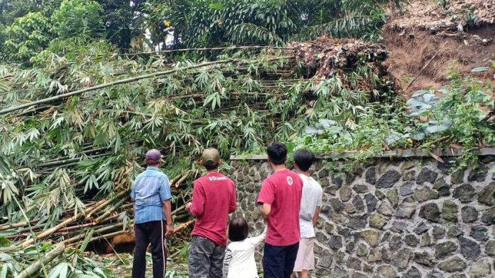 Longsor Setelah Hujan Deras Membuat Sedikitnya Empat Rumah Warga di Kabupaten Sukabumi