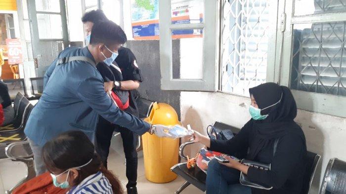 Antisipasi Penyebaran Virus Korona, Aliansi Mahasiswa Se - Purwakarta Menggelar Aksi Bagi - Bagi Masker dan Hand Sanitizer di Sejumlah Lokasi 