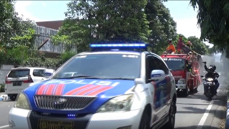 BPBD Kabupaten Jombang Melakukan Penyemprotan Disinfektan Menggunakan Mobil Pemadam Kebakaran, Antisipasi Penyabaran Virus Korona