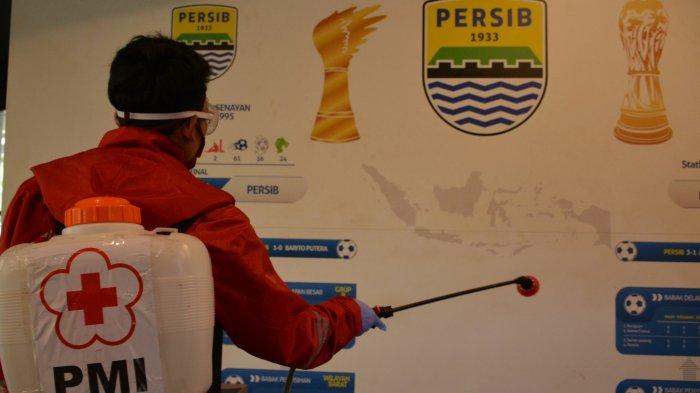 Persib Bandung Bekerja Sama Dengan PMI Kota Bandung Melakukan Kegiatan Penyemprotan Disinfejtan di Graha Persib dan Mess Persib