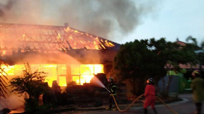 SMP Negeri 2 Indramayu yang Berlokasi di Kabuapten Indramayu Terbakar Hebat Tadi Pagi, Atap Bangunan Ambruk