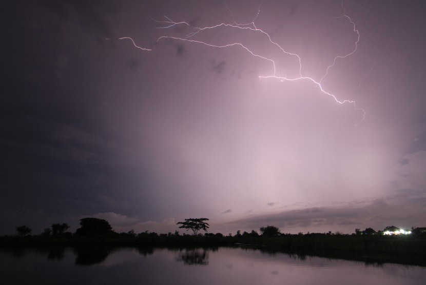 Hujan Lebat Disertai Petir dan Angin Kencang Berpotensi Terjadi di Jabar, Sampai Dua Hari Ke Depan