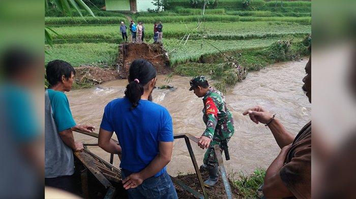 Dua Jembatan Terputus Akibat Banjir di Gunung Halu, Warga Harus Memutar 4 dan 6 Kilometer