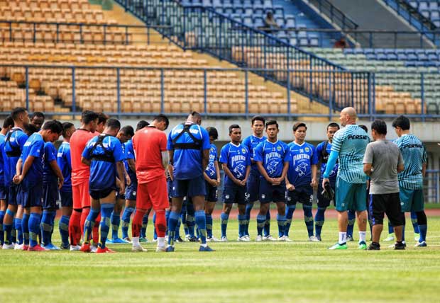 Para Pemain Persib Bandung Kini Tengah Diliburkan Akibat Wabah Virus Korona, Robert Ingatkan Pemain Persib Latihan Sendiri di Rumah 