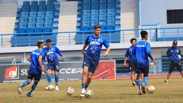 Pelatih Persib Bandung Tegaskan Pemainnya Tak Boleh Berlatih di Tempat Umum, Harus Berlatih Sendiri