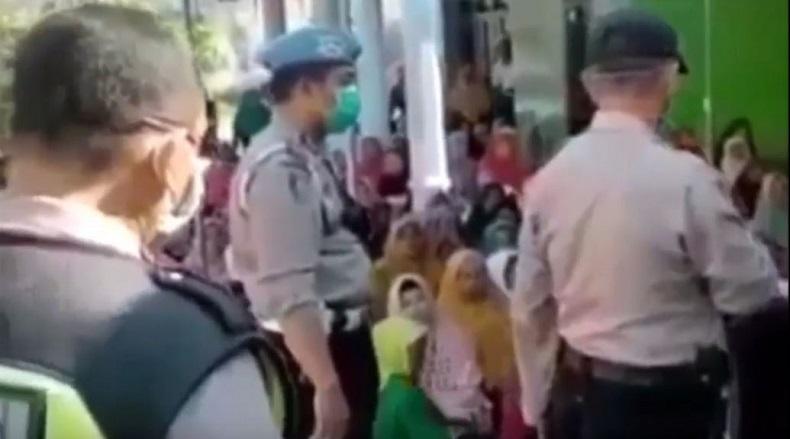 Sebuah Pengajian Yang dihadiri Ibu - Ibu di Mojokerto Terpaksa Dibubarkan Polisi, Upaya Pencegahan Penyebaran Virus Korona