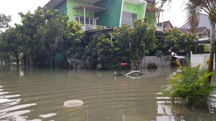 Lebih 15 Jam, Banjir di Perumahan Bumi Adipura Bandung Belum Surut, Warga Bertahan di Lantai Dua