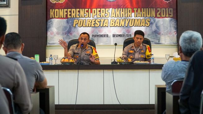 Untuk Menekan Angka Penyebaran Virus Korona di Kabupaten Banyumas, Pihak Polisi Setempat Memberlakukan Jam Malam