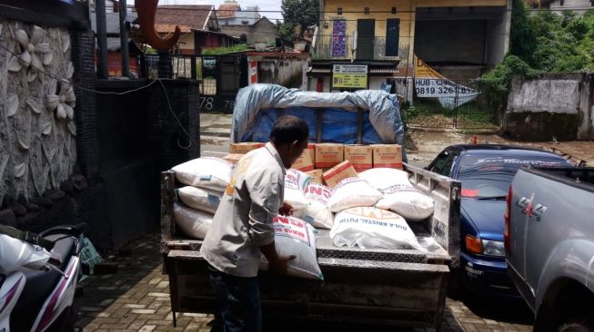 Orang Miskin Korban Social Distancing di Bandung Barat Dapat Sembako