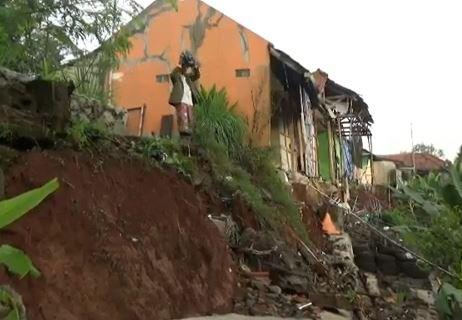 Hujan yang Mengguyur Wilayah Kabupaten Purwakarta Mengakibatkan Sejumlah Rumah Warga di Kecamatan Pondoksalam Longsor