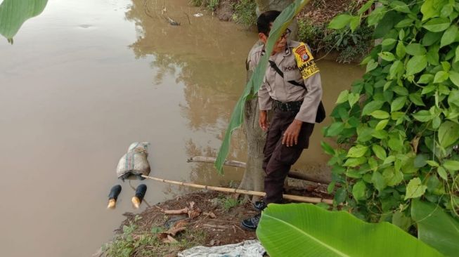 Warga di Kabupaten Pinrang Dihebohkan Dengan Penemuan Mayat Perempuan di Dalam Karung yang Hanyut Terbawa Arus di Sungai Kariango